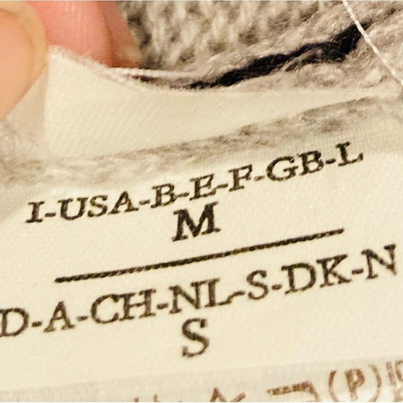 Brunello Cucinelli classic gray cashmere cable knit crew neck sweater. Medium - Picture 4 of 8